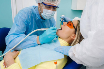 女病人牙科眼镜对待牙齿牙医紫外线光牙科馅<strong>料</strong>