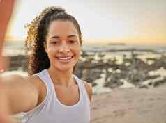 锻炼完整的裁剪肖像有吸引力的年轻的女人采取自拍锻炼海滩