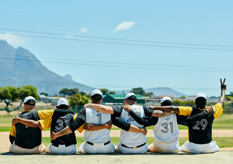棒球和平后视镜拍摄团队认不出来棒球球员拥抱坐着棒球场一天