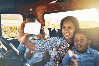 时间照片记忆拍摄快乐的年轻的家庭开车红色的皮卡卡车农村路采取肖像手机