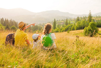 免费的家庭景观旅行乌克兰指出家庭山假期时间旅行孩子父母孩子们徒步旅行家庭假期假期夏天旅行当地的徒步旅行山