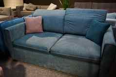 家具商店沙发尿布显示出售复制空间家具商店展厅室内时尚的蓝色的长椅粉红色的垫子展厅软垫家具