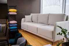 时尚的极简主义白色长椅枕头显示出售展厅现代家具站色彩斑斓的垫子面料纹理柔软颜色质量