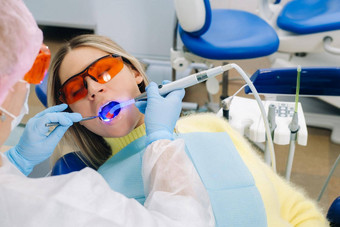 女病人牙科眼镜对待牙齿牙医<strong>紫外线</strong>光牙科馅料