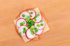 脆皮饼干三明治萝卜奶酪绿色洋葱