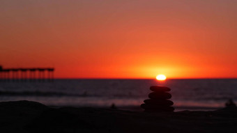堆栈卵石石头桑迪海洋海滩日落天空岩石平衡水