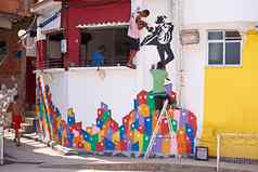 城市艺术家拍摄年轻的涂鸦艺术家绘画设计墙