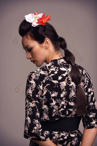 传统的衣服工作室拍摄有吸引力的年轻的女人穿着传统的亚洲服装