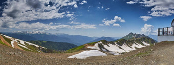 夏天全景山米观察甲板前点滑雪山坡上索契雪仍然是山坡上