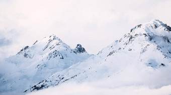 全景视图山布莱恩森塞尔骑士度假胜地法国多雾的冬天山景观滑雪度假胜地景观冬天假期有雾的早....山