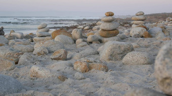 岩石平衡卵石海滩金字塔栈石头海洋海岸海水