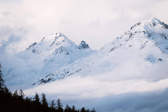 多雾的冬天山景观全景视图山布莱恩森塞尔骑士度假胜地法国滑雪度假胜地景观雪山有雾的早....山