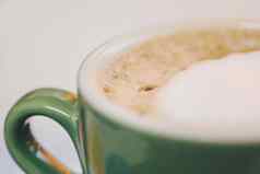 咖啡绿色卡布奇诺咖啡陶瓷杯泡沫泡沫拿铁卡布奇诺杯子特写镜头热咖啡拿铁玉颜色瓷杯