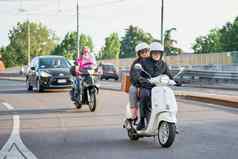 高级夫妇骑摩托车忙城市街交通骑摩托车的人开车摩托车汽车路米兰意大利