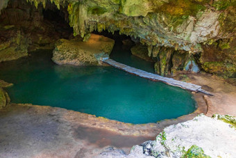 令人惊异的蓝色的绿松石水<strong>石灰石洞穴</strong>天坑天然井墨西哥