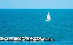 单桅帆船操纵游艇航行海岸里米尼意大利