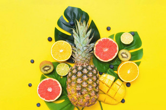 夏天<strong>海报</strong>夏天多汁的<strong>水果</strong>浆果monstera棕榈叶子黄色的背景