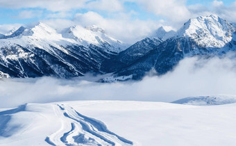 山滑雪度假<strong>胜地</strong>雪地履带式车辆小道雪坡雪山滑雪度假<strong>胜地</strong>景观清晰的阳光明媚的一天全景视图山布莱恩森塞尔骑士度假<strong>胜地</strong>