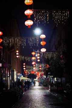 中国人一年红色的灯笼唐人街装饰街米兰意大利12月