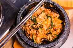 朝鲜文传统的菜石锅拌饭混合大米蔬菜包括牛肉炸蛋
