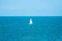 游艇航行地中海海清晰的阳光明媚的一天