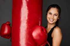 爱拳击裁剪肖像有吸引力的年轻的女拳击手培训健身房