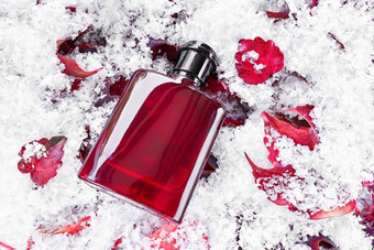 <strong>香水</strong>瓶红色的叶子覆盖雪背景包装设计<strong>模型</strong>品牌身份