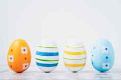 复活节五彩缤纷的鸡蛋黄色的蓝色的复活节装饰
