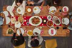 食物使未来容易拍摄集团人坐着餐厅表格准备好了吃