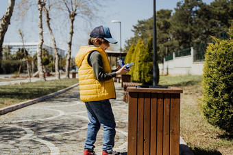 小学生孩子扔垃圾垃圾站男孩回收本扔垃圾高加索人孩子回收垃圾垃圾桶