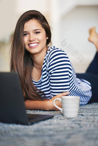 无线让浏览首页肖像微笑年轻的女人说谎地板上首页移动PC