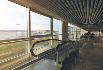 自动扶梯内部国际机场终端模糊乘客走机场机场建筑玻璃窗口自动扶梯乘客快运动机场旅行概念