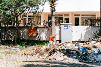 垃圾废墟桩前面住宅建筑保险丝盒子包围垃圾家庭垃圾碎片分散住宅区