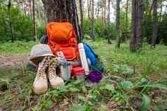 徒步旅行设备松森林背包热水瓶睡觉袋指南针他鞋子