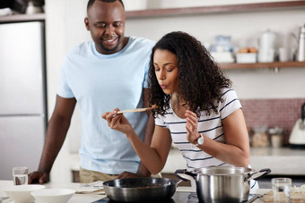 首页食物裁剪拍摄年轻的结婚了夫妇烹饪厨房首页