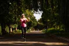 健身运动女人跑步者农村自然听音乐