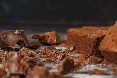 巧克力布朗尼乡村木表格巧克力芯片巧克力土壤巧克力蛋糕部分关闭