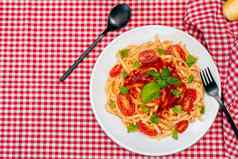 前视图意大利面意大利面美味的自制的番茄酱汁自制的罗勒叶子服务白色板红色的网纹桌布自然自制的食物概念复制空间