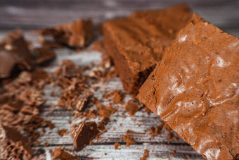 巧克力布朗尼乡村木表格巧克力芯片巧克力土壤巧克力蛋糕部分关闭