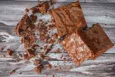 巧克力布朗尼乡村木表格巧克力芯片巧克力土壤巧克力蛋糕部分前视图
