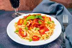 高视图板意大利面意大利面美味的自制的番茄酱汁自制的罗勒叶子自制的自然食物概念