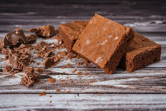 高视图巧克力布朗尼乡村木表格巧克力芯片巧克力土壤巧克力蛋糕部分
