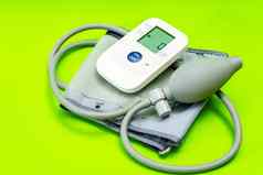 自动血压力监控血压力计绿色背景医疗设备