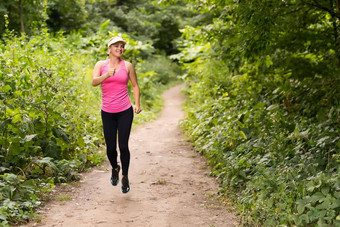 运行女人女跑步者慢跑户外锻炼公园美丽的适合女孩在户外重量损失