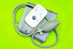 自动血压力监控血压力计绿色背景医疗设备