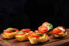 典型的意大利意式烤面包片西班牙语习惯樱桃番茄罗勒费城类型容易被涂开的奶酪地中海食物概念