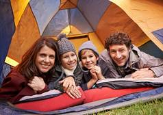家庭野营家庭成键肖像微笑家庭放松帐篷野营假期