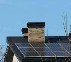 屋顶住宅建筑太阳能面板绿色能源能源独立概念