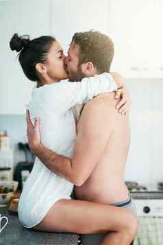 烹饪拍摄爱的年轻的夫妇分享亲密的吻厨房首页