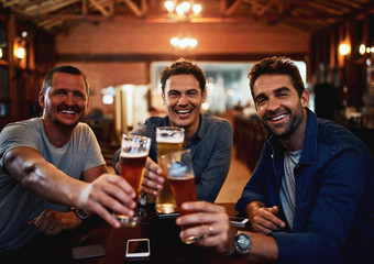 肖像集团年轻的朋友坐着表格享受啤酒庆祝庆祝烤面包内部酒吧
